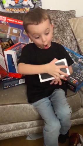 Мальчику родители подарили на Рождество айфон. Его реакция заслуживает Оскар